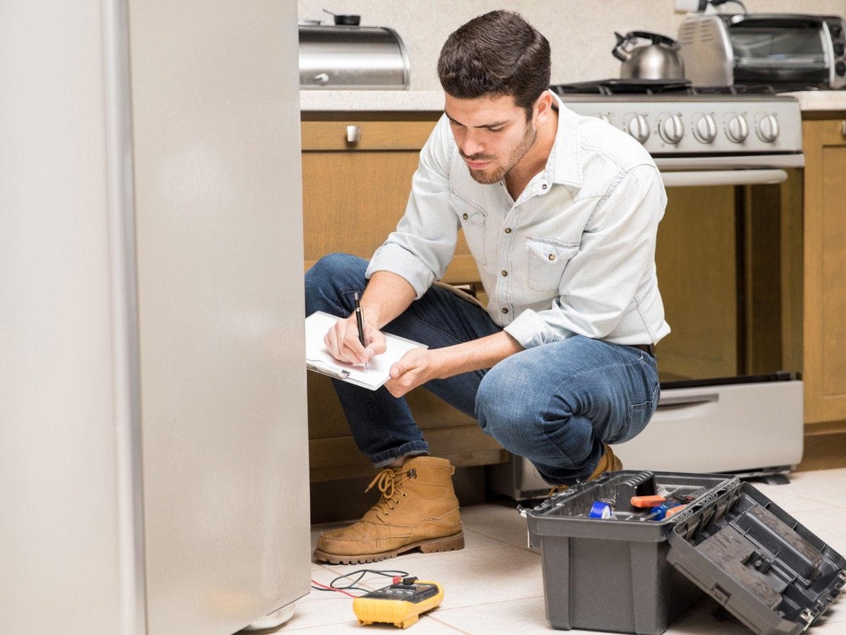 Techniker bei der Geschirrspüler Reparatur